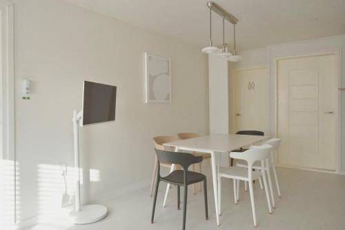 TV a/nebo společenská místnost v ubytování 넓고 편리한 숙소