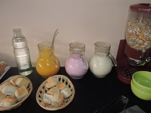 a table with three jars of milk and baskets of food at Rahuen Hotel/Restaurant in Carpintería
