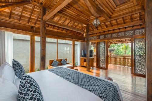a bedroom with a large bed in a room at Mandara villas ubud in Tegalalang