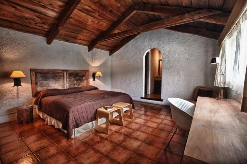 เตียงในห้องที่ Antigua Guatemala Villas