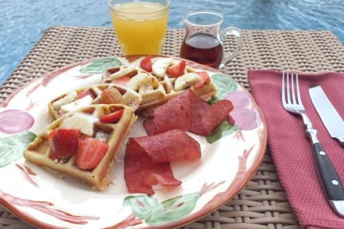 un piatto di cialde e frutta su un tavolo di Gilded Palms Villa, Ubud Payangan, Bali a Payangan
