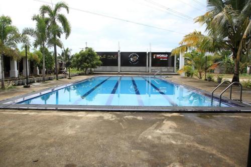 een groot zwembad met blauw water bij Riverside Hotel Colombo in Dandugama
