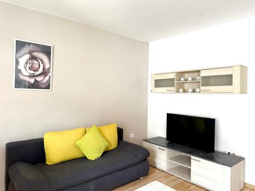 Prime Stay - Premium 2 Bedroom Family Apartment with Balcony