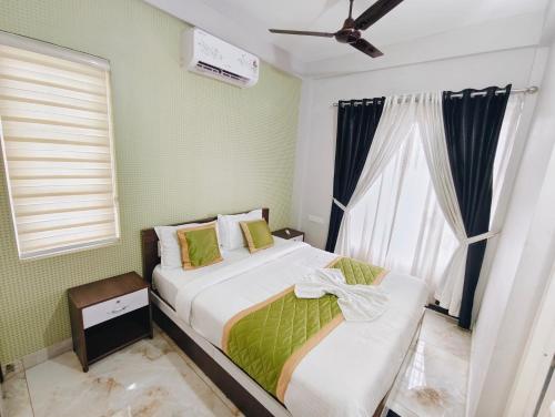 Ένα ή περισσότερα κρεβάτια σε δωμάτιο στο 88 HOMES Near LULU MALL EDAPALLY