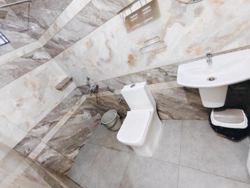 Ένα μπάνιο στο 88 HOMES Near LULU MALL EDAPALLY