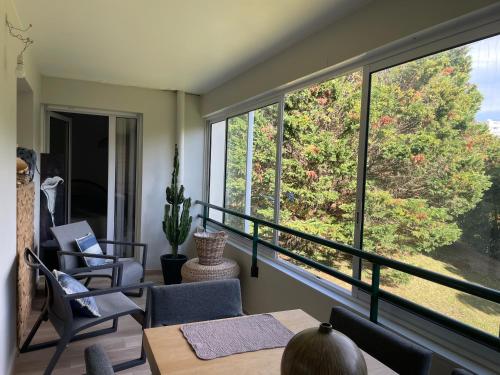 ビアリッツにあるLa Miladyのバルコニー(テーブル、椅子付)、大きな窓が備わります。
