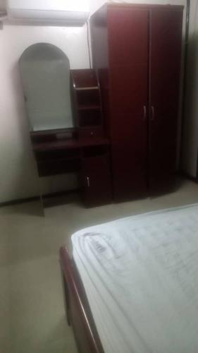 een slaapkamer met een bed, een bureau en een stoel bij HeightsVille Transit in Port Moresby