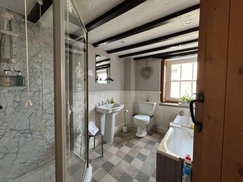 ein Badezimmer mit Toilette, Waschbecken und Badewanne in der Unterkunft Heather Cottage Bakewell in Bakewell