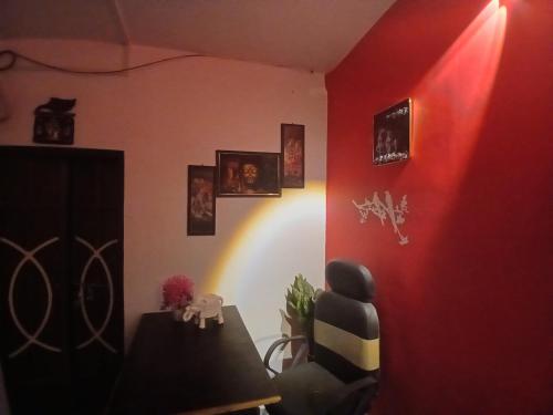 Zimmer mit einem Tisch und einem Regenbogen an der Wand in der Unterkunft Kashvi Homestay in Varanasi