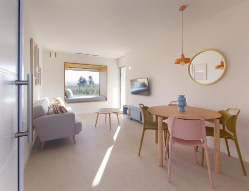 ein Wohnzimmer mit Esstisch und Stühlen in der Unterkunft Apartamentos Lobamar in Gijón