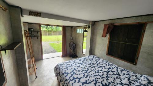um quarto com uma cama em um quarto com janela em Seven 50s em Pai