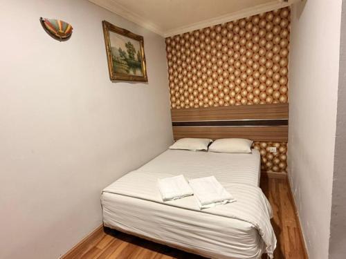 ニライにあるSwing & Pillows - Dataran Nilaiの小さなベッドルーム(枕2つ付きのベッド1台付)