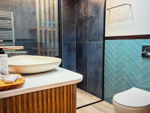 une salle de bain avec un lavabo et des toilettes dans l'établissement Sea view, à Elounda