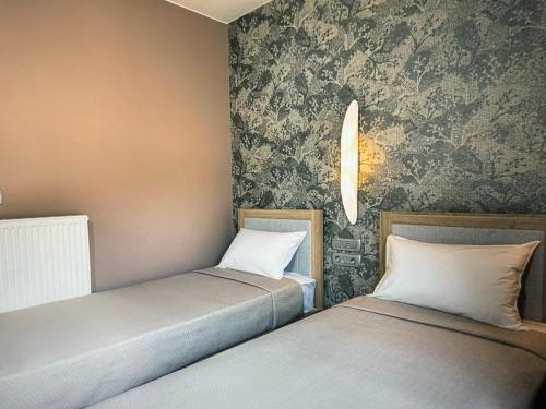 deux lits côte à côte dans une pièce dans l'établissement Sea view, à Elounda