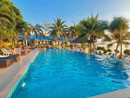 een zwembad op een resort met palmbomen bij Baan Suan Poolsap - Haad Rin Beach in Haad Rin