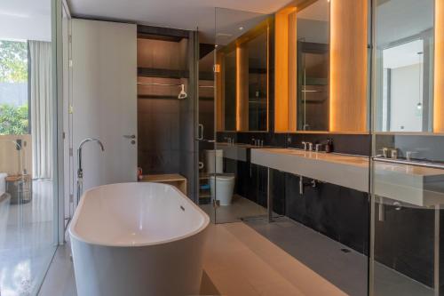 バンサレーにあるOceanphere Residence by Prop Hopperの大きな浴槽と洗面台のあるバスルーム