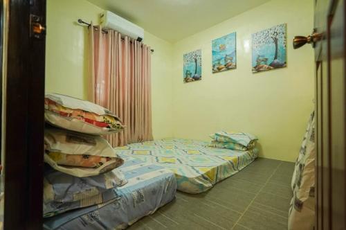 Postel nebo postele na pokoji v ubytování Happinest Transient Home