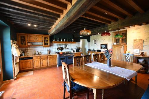 Η κουζίνα ή μικρή κουζίνα στο Le toit du Morvan - Nature & SPA