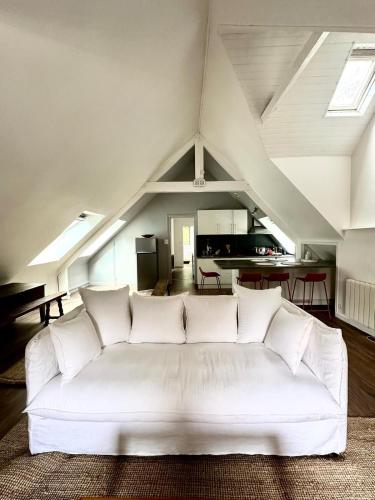 a white couch in the middle of a living room at Appartement au port Le Mont-Saint-Michel in Dinan