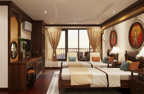 een slaapkamer met twee bedden en een balkon bij Garden Legend 2 cruise in Ha Long