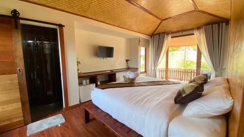 Et tv og/eller underholdning på Baan Pu Boutique Resort บ้านปู่ บูทีค รีสอร์ท