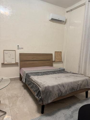 ブラザヴィルにあるEpayinayocgの部屋にベッドがある寝室