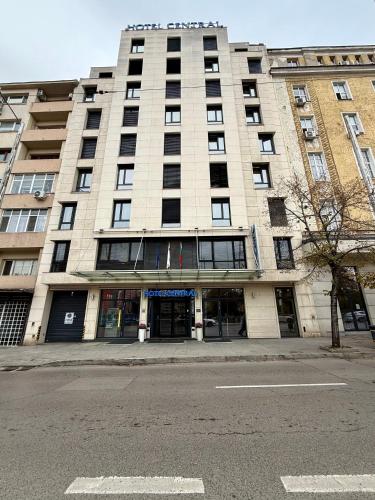 duży budynek na rogu ulicy w obiekcie Central Hotel Sofia w mieście Sofia