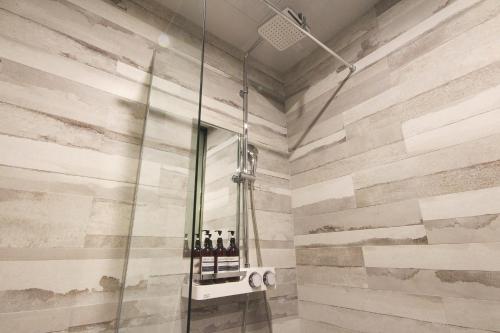 Ένα μπάνιο στο Lime Hotel