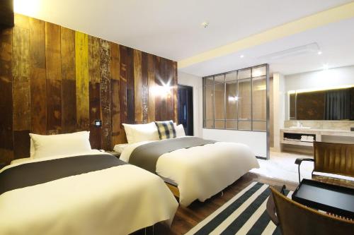 Ένα ή περισσότερα κρεβάτια σε δωμάτιο στο Lime Hotel