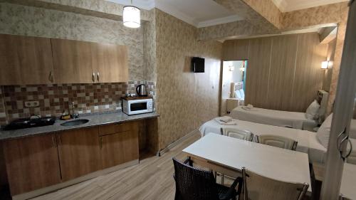 een kleine kamer met een keuken en een magnetron bij Nuray Hotel in Istanbul
