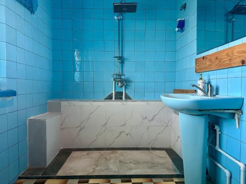 Koupelna v ubytování Napoli Nataxtari hotel,pool,bar,kamping