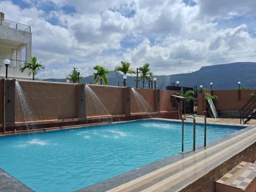 una piscina en la parte superior de un edificio en Best and biggest place to have quality time, en Malavli