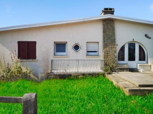 Una casa blanca con un patio con césped al frente. en Marluis Mer - Apartment near dunes and beach, en Cucq
