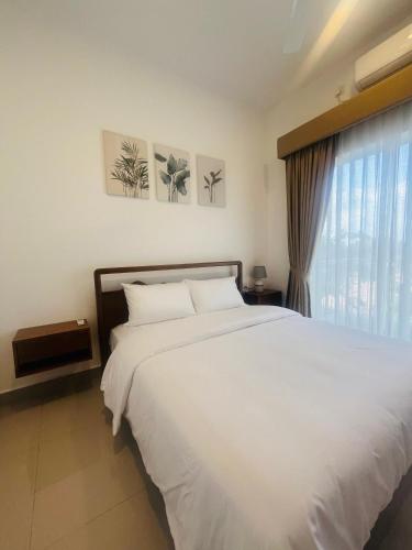 En eller flere senge i et værelse på Casa Santorini Negombo Resort Apartment