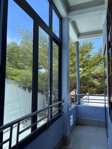 Zimmer mit Fenstern und Blick auf das Wasser in der Unterkunft Nhà Nghỉ Đăng Khoa in Ấp Thiện Sơn