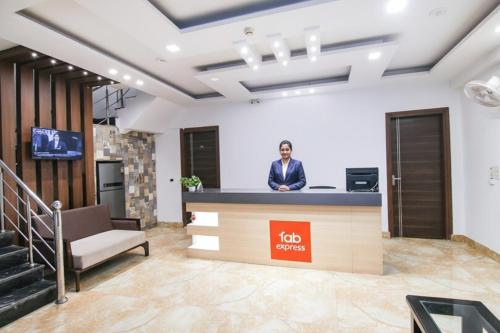 una donna in piedi alla reception dell'ufficio di un amministratore delegato di Via Aerosky Inn - Nr Yashobhoomi Convention Centre a Nuova Delhi