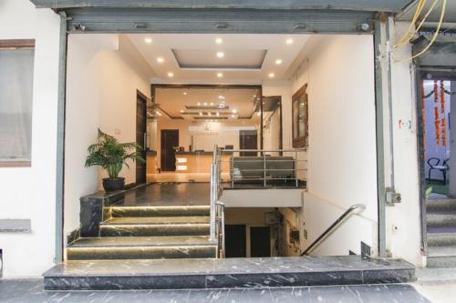 un edificio con scale che conducono a un atrio di Via Aerosky Inn - Nr Yashobhoomi Convention Centre a Nuova Delhi