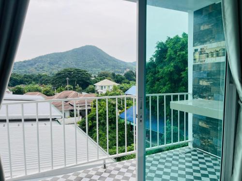 SattahipにあるDm สัตหีบ อู่ตะเภา สนามกีฬาราชนาวีสัตหีบのプールと山の景色を望むバルコニー