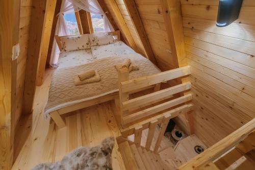 een uitzicht op een bed in een blokhut bij Komovi Luxury Sunset in Andrijevica