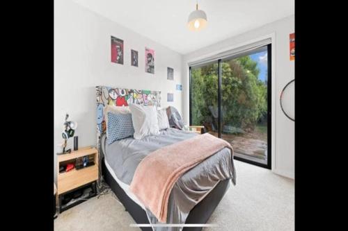 Ένα ή περισσότερα κρεβάτια σε δωμάτιο στο The perfect beach house vibe