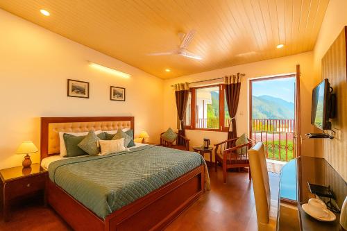 Un dormitorio con una cama y una ventana grande en Hotel Sunny Cot - Free Mall Shuttle and Parking, en Mussoorie