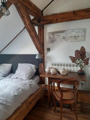 Postel nebo postele na pokoji v ubytování Dwupoziomowy Apartament w Centrum Miasta