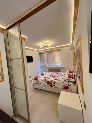 a bedroom with a bed and a window at Central Park Rentals in Chişinău