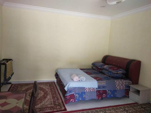 Ένα ή περισσότερα κρεβάτια σε δωμάτιο στο Teratak Desa Cemerlang 3