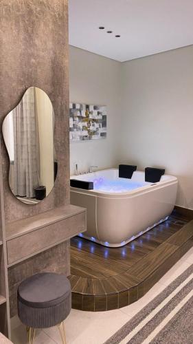 Ένα μπάνιο στο LAVENUE Hotel