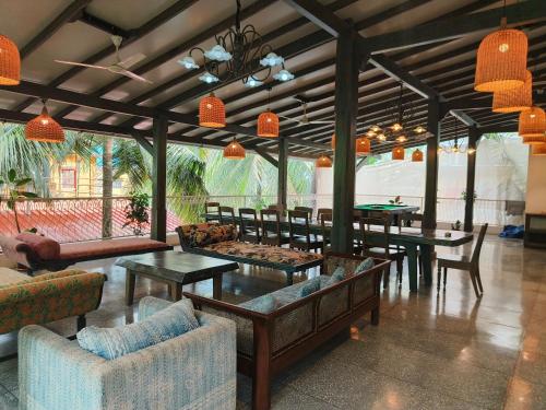 Un lugar para sentarse en Antique Villa for Big company, 10 min walk Morjim Beach