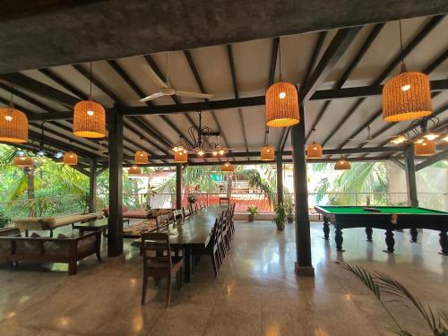 Una mesa de billar en Antique Villa for Big company, 10 min walk Morjim Beach