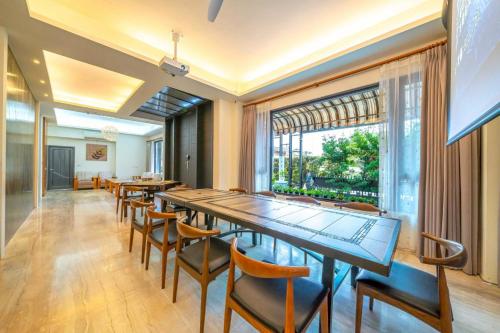 員山郷にある蘭庭 Villa民宿 B&Bの長いテーブルと椅子のあるダイニングルーム
