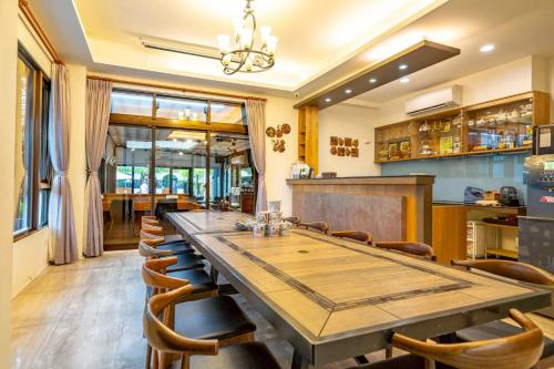 員山郷にある蘭庭 Villa民宿 B&Bの長いテーブルと椅子のあるダイニングルーム