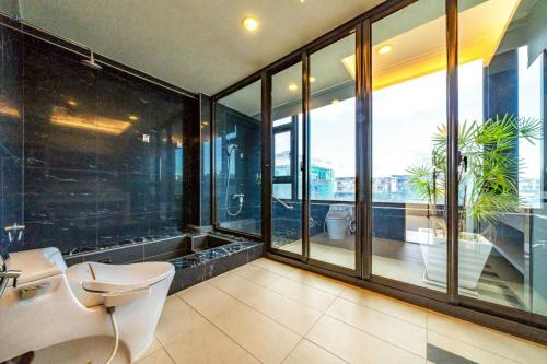 a bathroom with a toilet and a large window at 蘭庭 Villa民宿 B&B in Yuanshan